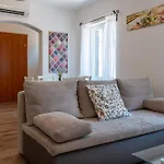 Stara šola - Oleander 3* Korte