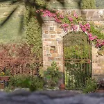 Stara šola - Oleander